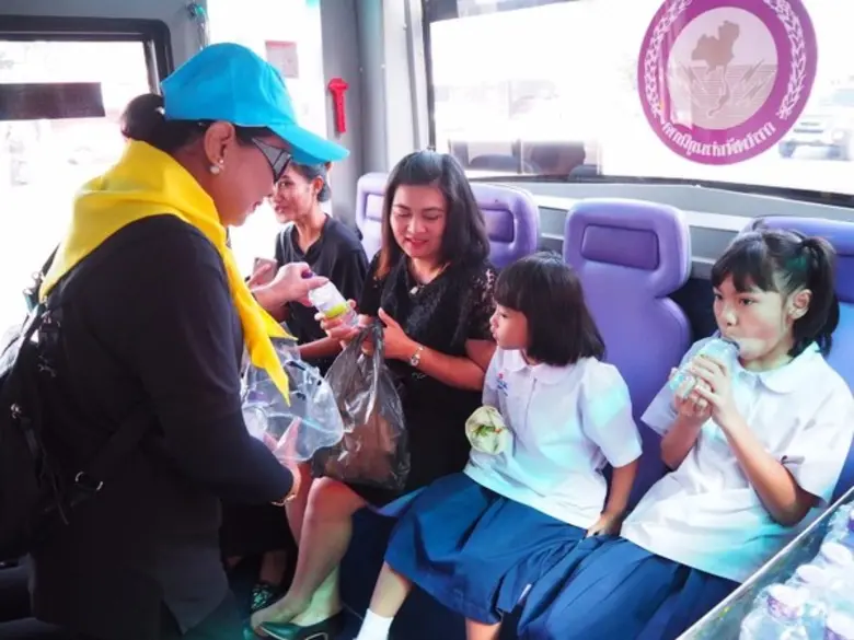 การไฟฟ้าส่วนภูมิภาค จังหวัดนครราชสีมา จัดรถ Ze-Bus บริการรับ-ส่ง ประชาชนเข้าร่วมพิธีถวายดอกไม้จันทน์ รัชกาลที่ 9