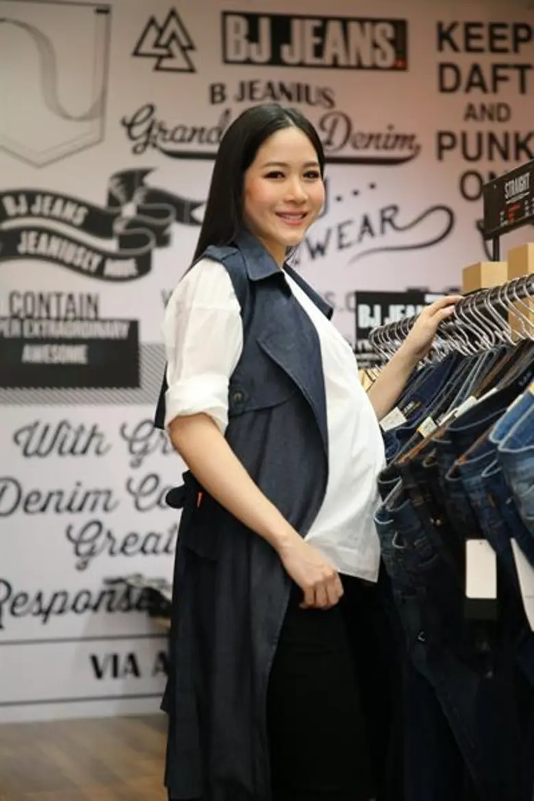 แม้ตั้งครรภ์ก็มั่นใจ แต่งเท่ได้ด้วยยีนส์ ในสไตล์คุณแม่