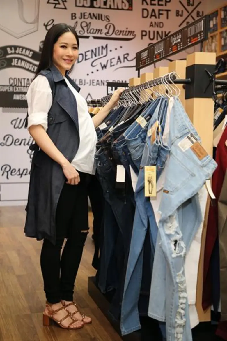 แม้ตั้งครรภ์ก็มั่นใจ แต่งเท่ได้ด้วยยีนส์ ในสไตล์คุณแม่