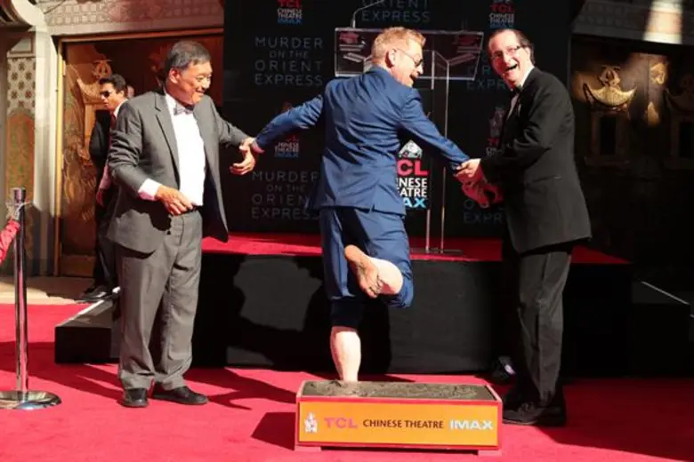 สุดปลื้ม "เคนเนธ บรานาห์" ผู้กำกับ-นักแสดงจาก "Murder on the Orient Express" ได้ประทับฝ่ามือและรอยเท้าที่ TCL Chinese Theatre ณ ลอสแอนเจลิส
