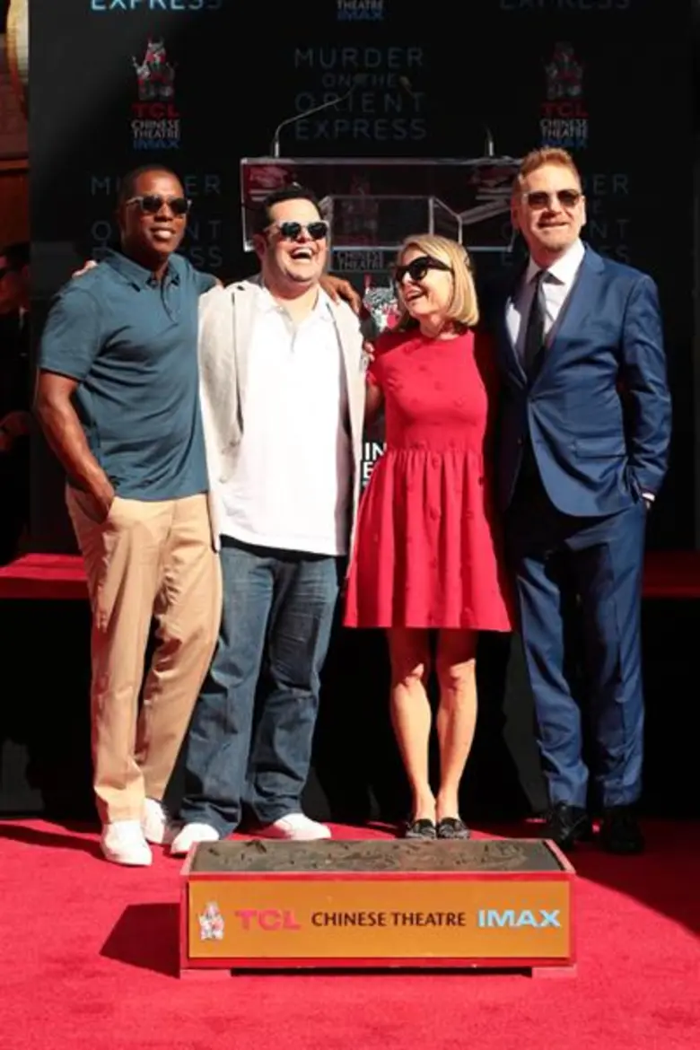 สุดปลื้ม "เคนเนธ บรานาห์" ผู้กำกับ-นักแสดงจาก "Murder on the Orient Express" ได้ประทับฝ่ามือและรอยเท้าที่ TCL Chinese Theatre ณ ลอสแอนเจลิส