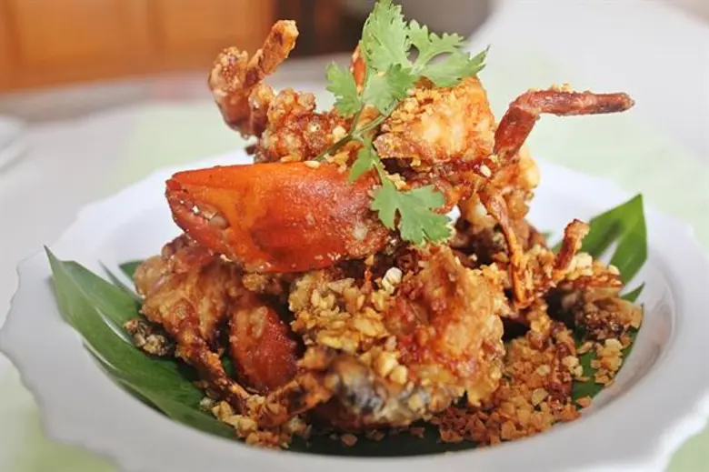 อาหารประจำเดือนพฤศจิกายนจากห้องอาหารเรือนต้น เมนู "ก๋วยเตี๋ยวหมูหมักใบโหระพา และ ปูนิ่มทอดกระเทียมพริกไทย"