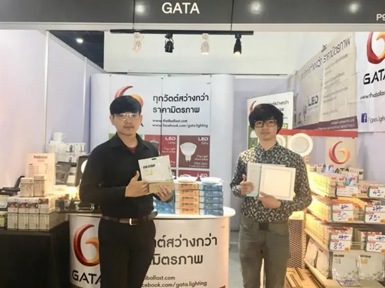 นายกิจจา วรรณทนาพร (ซ้าย) เจ้าหน้าที่การต...