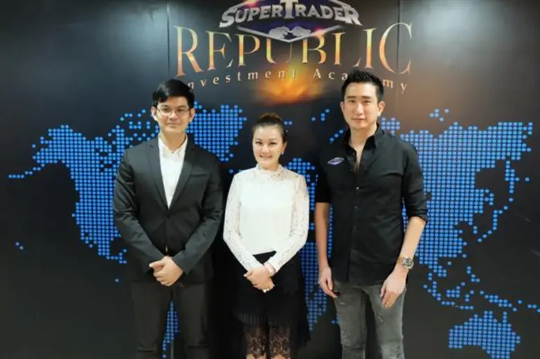 นายกระทรวง จารุศิระ (ขวามือ) ประธานกรรมกา...