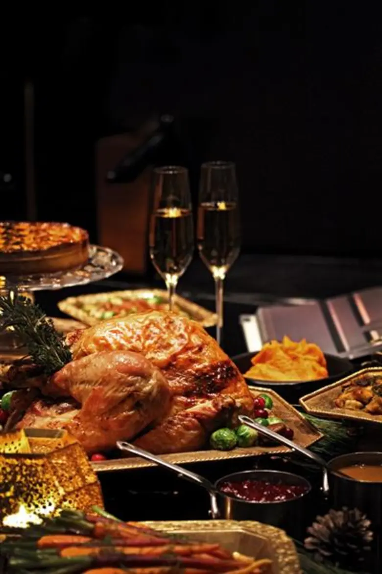 เติมเต็มการฉลองเทศกาลสุดโปรดของคุณที่บ้านกับเซ็ทดินเนอร์จากเดอะเฮ้าส์ออนสาทร เดอะเฮ้าส์ออนสาทรนำเสนอเซ็ทดินเนอร์ที่ให้คุณนำกลับไปรับประทานกับครอบครัวและเพื่อนๆได้ที่บ้าน