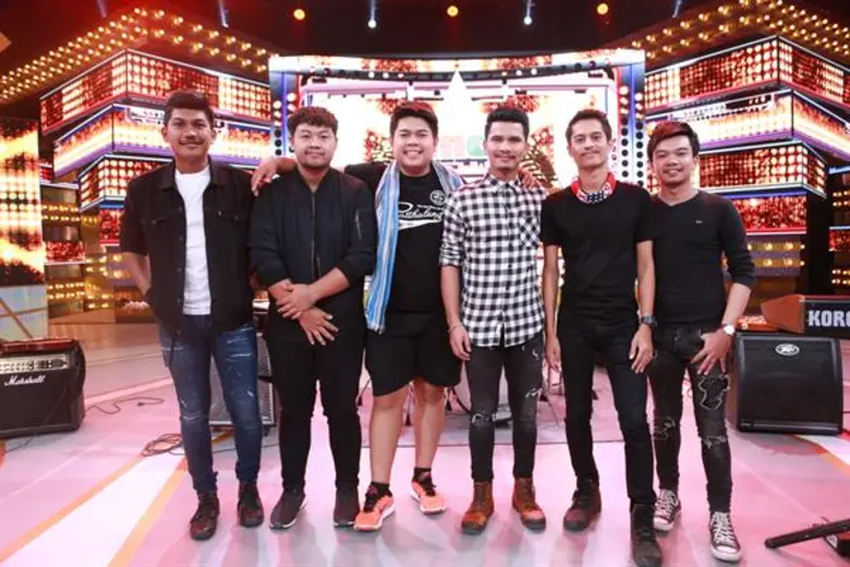 มาเล่นดนตรีโชว์เปิดสนาม ให้กำลังใจผู้เข้า...