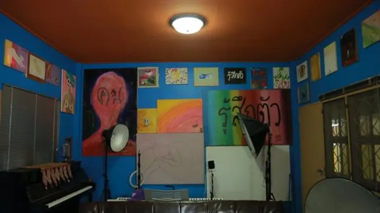 ทีวีไกด์: รายการ “THE GUEST (เดอะ เกสท์) ตีสนิทคนดัง” ส่องบ้านหลังที่สอง “น้ำผึ้ง ณัฐริกา” อาร์ทติสตัวแม่ เปิดเป็นโรงสอนศิลปะ