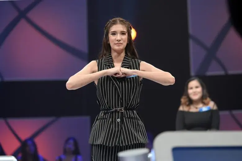 ทีวีไกด์: รายการ “ตกสิบหยิบล้าน”  ต้องแกร่ง ถึงจะรอด!!! “เนย – ปภาดา” ถูกรุ่นพี่นักแสดงฟอร์มทีม รุมทึ้ง!!!  กลางเกม “ตกสิบหยิบล้านฯ”