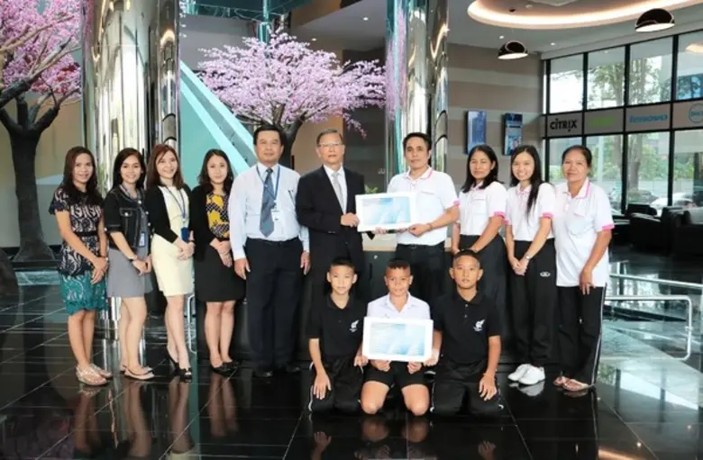 นายกิตติ เตชะทวีกิจกุล (ที่ 5 จากขวา) รอง...