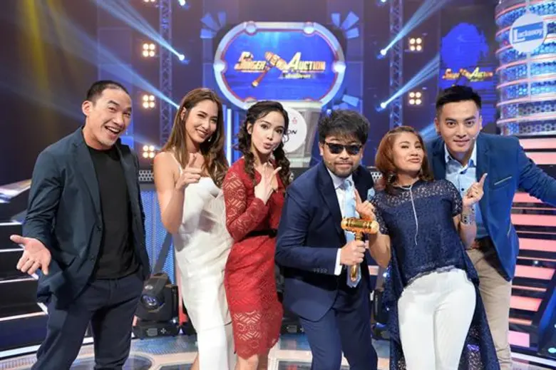 ทีวีไกด์: รายการ "Singer Auction เสียงนี้มีราคา"  ธรรมดาโลกไม่จำ!!! “Singer Auction” ขนนักร้องสายแหวก ขายผู้เข้าประมูล ทำ 2 สาว “จอย ชลธิชา – แพง ภิชาภัช” แย่งกันซื้อจนเลือดขึ้นหน้า!!!