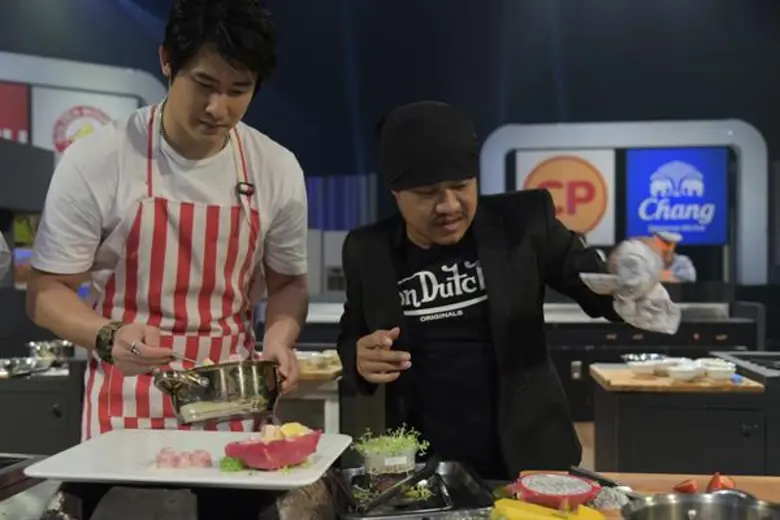 ทีวีไกด์: รายการ “เชฟกระทะเหล็ก กับโรงเรียนกระทะเหล็ก” (Cooking with Iron Chef) “กิ๊ฟซ่า-อู๊ด ”ท้าดวลเสน่ห์ปลายจวักจัด โชว์เมนูเด็ด “มังกรหวงไข่”