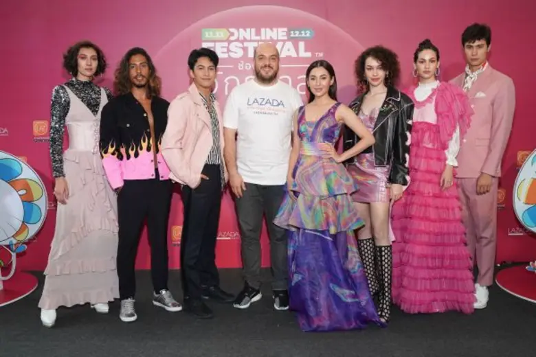 นายอเล็กแซนดรอ บิสชินี (กลาง) ประธานเจ้าหน้าที่บริห...