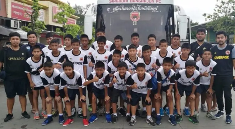 เสื้อกีฬาแบรนด์ Average ให้การสนับสนุนชุด...