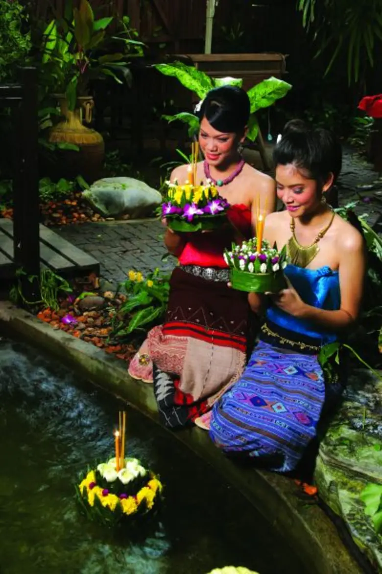 อ.มัลลิการ์ สืบสานประเพณีลอยกระทง มอบกระทงดอกไม้ปลอดสาร