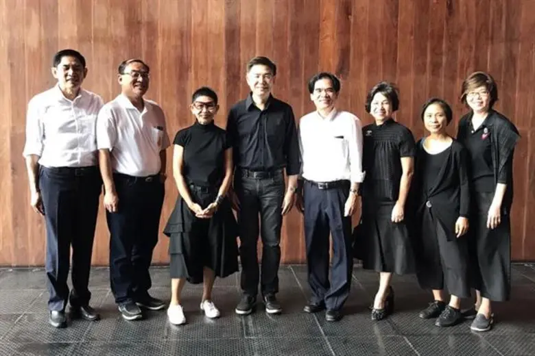 ศาสตราจารย์ ดร.บัณฑิต เอื้ออาภรณ์ (ที่ 4 ...