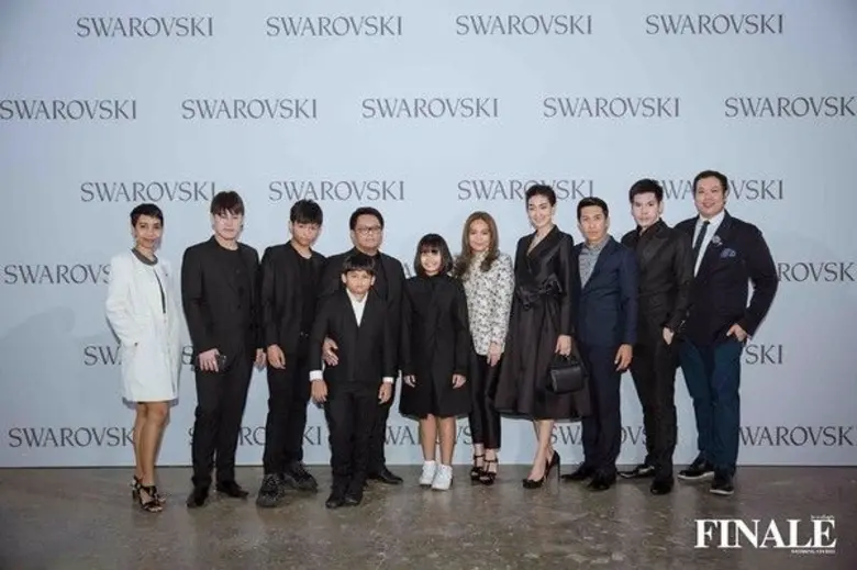 สองดีไซเนอร์ไทยชื่อดัง "ปลา-เก" แห่งฟินาเล่ ควงซุปตาร์" แพนเค้ก" กระหึ่มเวทีระดับโลก ในงาน Swarovski Sparkling Couture Infinity 2017 กลางมหานครดูไบ