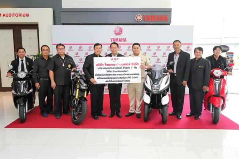 นายสมเกียรติ พูลขวัญ (คนกลาง) รองผู้จัดกา...