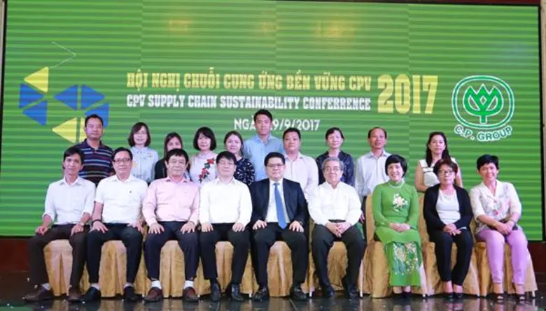 นายมนตรี สุวรรณโพธิ์ศรี (กลางแถวนั่ง) กรร...