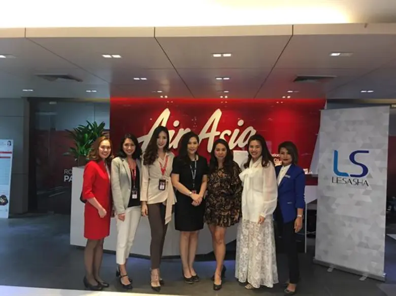 “เลอซาช่า” ขนทีมงานเสริฟความสวยถึงที่ เวิร์คชอปสอนนางฟ้าแอร์เอเชียทำผมสวยปังพร้อมบิน