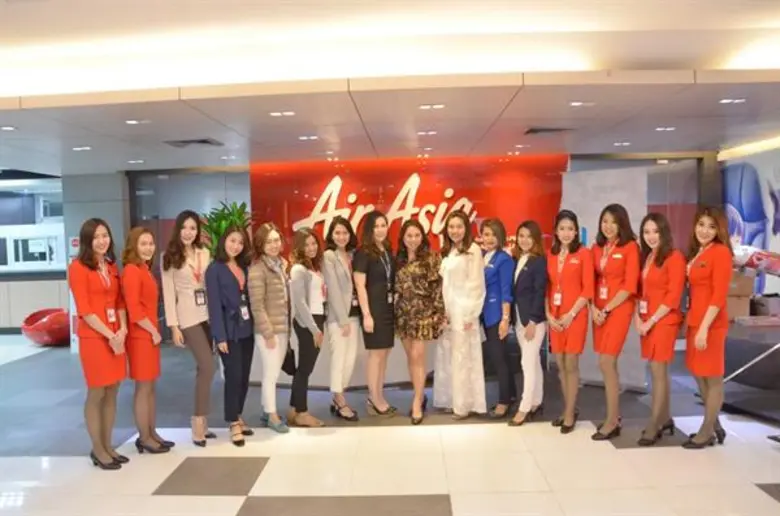 “เลอซาช่า” ขนทีมงานเสริฟความสวยถึงที่ เวิร์คชอปสอนนางฟ้าแอร์เอเชียทำผมสวยปังพร้อมบิน