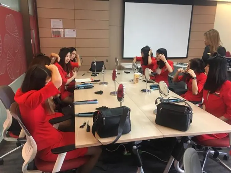 “เลอซาช่า” ขนทีมงานเสริฟความสวยถึงที่ เวิร์คชอปสอนนางฟ้าแอร์เอเชียทำผมสวยปังพร้อมบิน