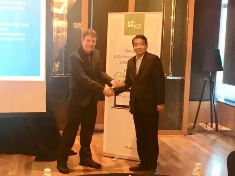 นายฐิติพงศ์ จรณะจิตต์ (ขวา) ผู้ช่วยผู้อำน...