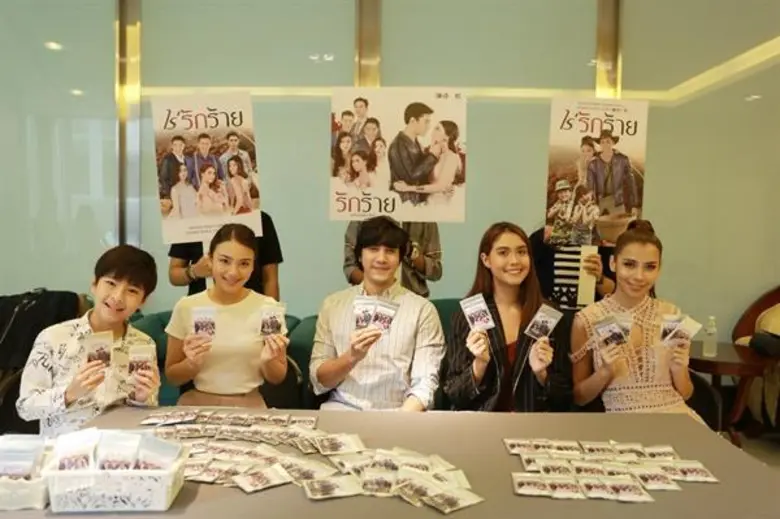 ฮือฮา!! “ไม้-วฤษฎิ์” แท็คทีมนักแสดงละคร “รักร้าย” ช่อง3 แจกกาแฟ กระทบไหล่แฟนละคร