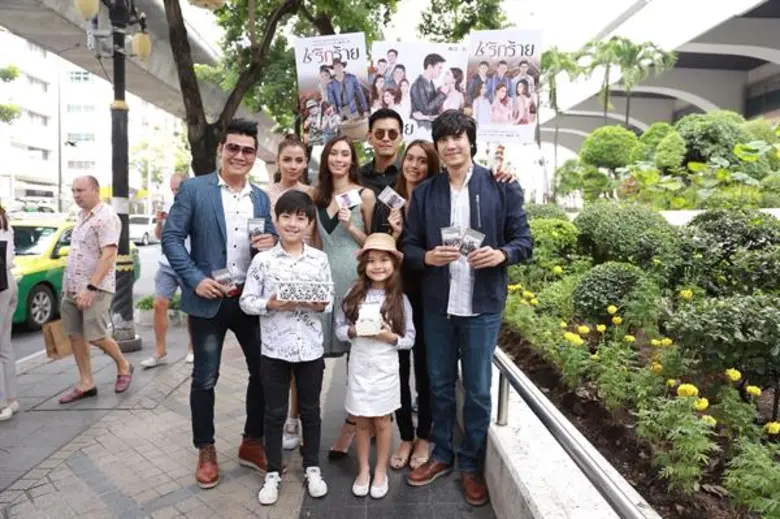 ฮือฮา!! “ไม้-วฤษฎิ์” แท็คทีมนักแสดงละคร “รักร้าย” ช่อง3 แจกกาแฟ กระทบไหล่แฟนละคร