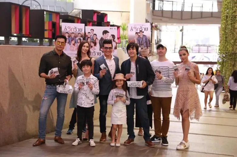 ฮือฮา!! “ไม้-วฤษฎิ์” แท็คทีมนักแสดงละคร “รักร้าย” ช่อง3 แจกกาแฟ กระทบไหล่แฟนละคร