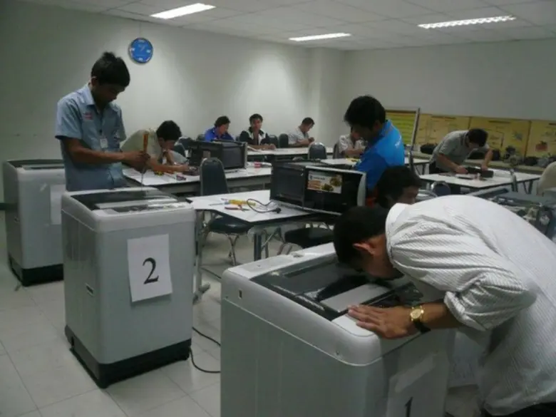 ก.แรงงาน ร่วมเอกชน เร่งผลิตมนุษย์ไฟฟ้าและ...