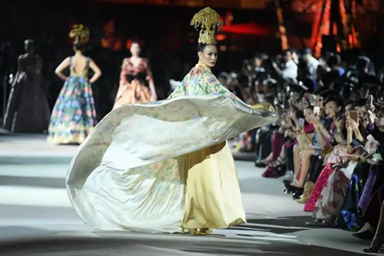 “WEE” จัดแฟชั่นโชว์สุดตระการตาในงานเปิดตัวคอลเลกชั่น “วี ฟอลล์/วินเทอร์ กูตูร์ 2017” ต้องมนต์เสน่ห์แห่งศิลปะแดนมังกร