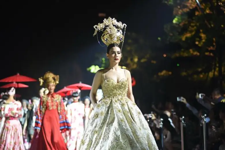 “WEE” จัดแฟชั่นโชว์สุดตระการตาในงานเปิดตัวคอลเลกชั่น “วี ฟอลล์/วินเทอร์ กูตูร์ 2017” ต้องมนต์เสน่ห์แห่งศิลปะแดนมังกร