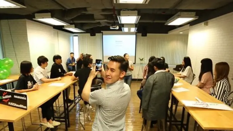 หลังจากรับบทบาทครีเอทีฟและเป็นผู้อยู่เบื้...