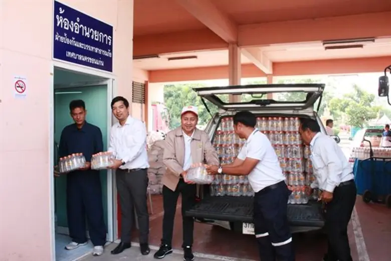 นายอรรถกร ดูงาม (กลาง) รองผู้จัดการทั่วไป...