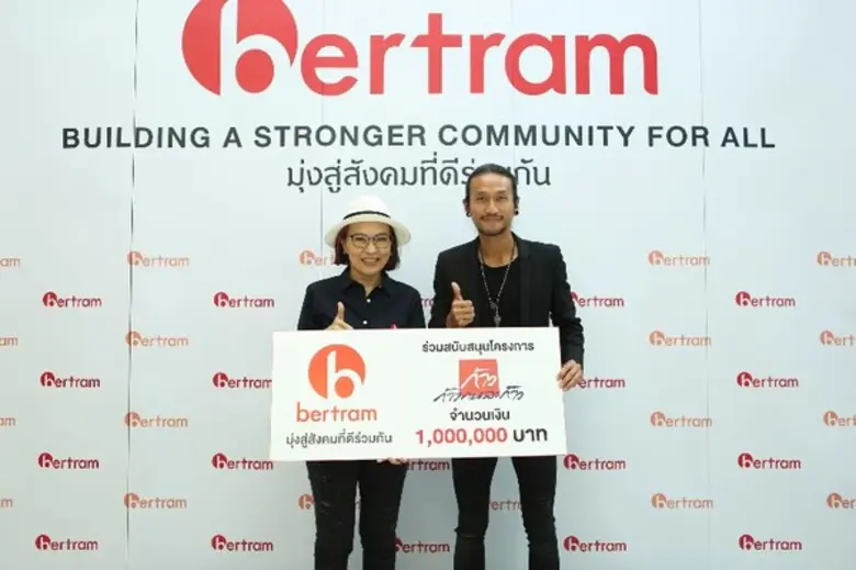 คุณสุวรรณา เอี่ยมพิกุล (ซ้าย) ประธานเจ้าห...