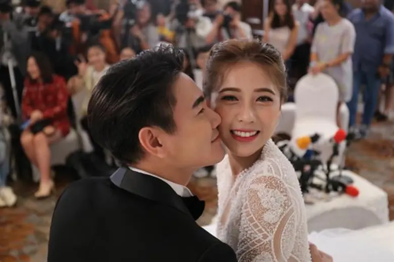 ทำเอาหลายคนอิจฉา สำหรับคู่บ่าว-สาว ป้ายแด...