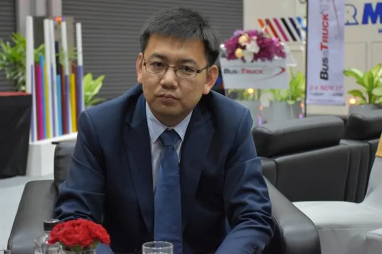 มร.เควิน ได ประธานกรรมการ (กลาง) และผู้บร...