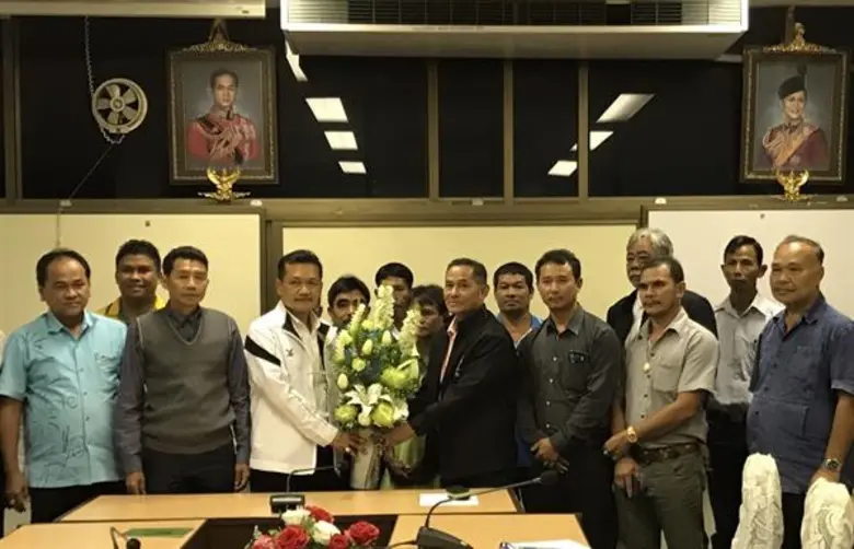 ตัวแทนเกษตรกรชาวสวนยาง จ. สงขลา เข้ามอบดอกไม้เพื่อเป็นกำลังใจชาว กยท.