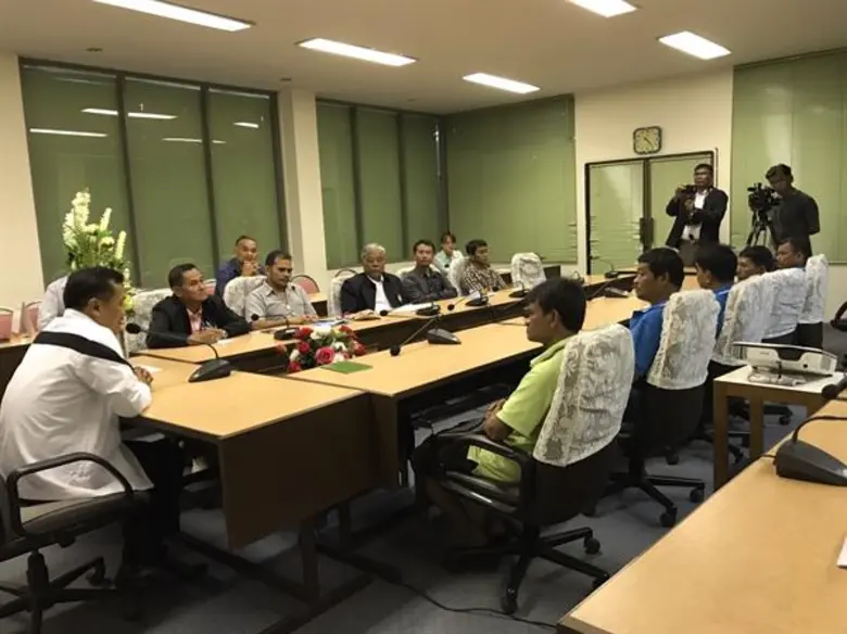 ตัวแทนเกษตรกรชาวสวนยาง จ. สงขลา เข้ามอบดอกไม้เพื่อเป็นกำลังใจชาว กยท.