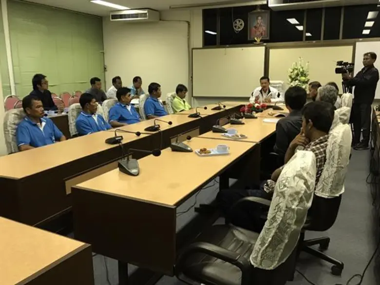 ตัวแทนเกษตรกรชาวสวนยาง จ. สงขลา เข้ามอบดอกไม้เพื่อเป็นกำลังใจชาว กยท.