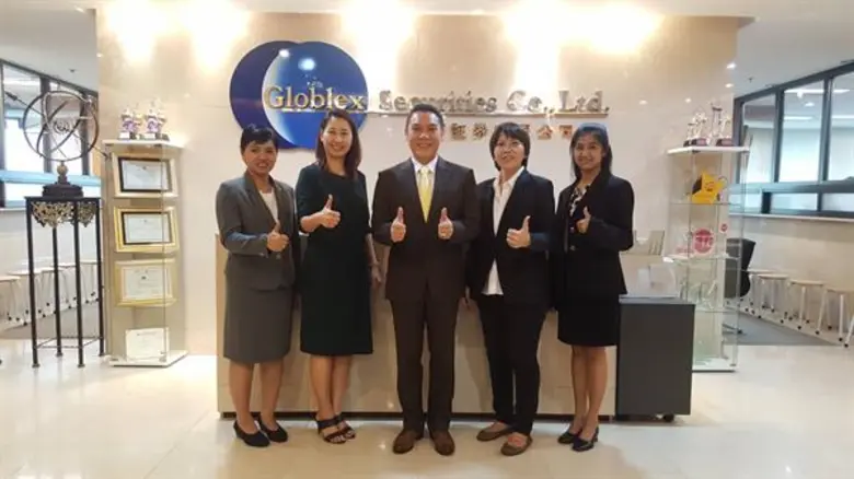 ดร.ชาญกฤช เดชวิทักษ์ (กลาง) รองประธานกรรม...