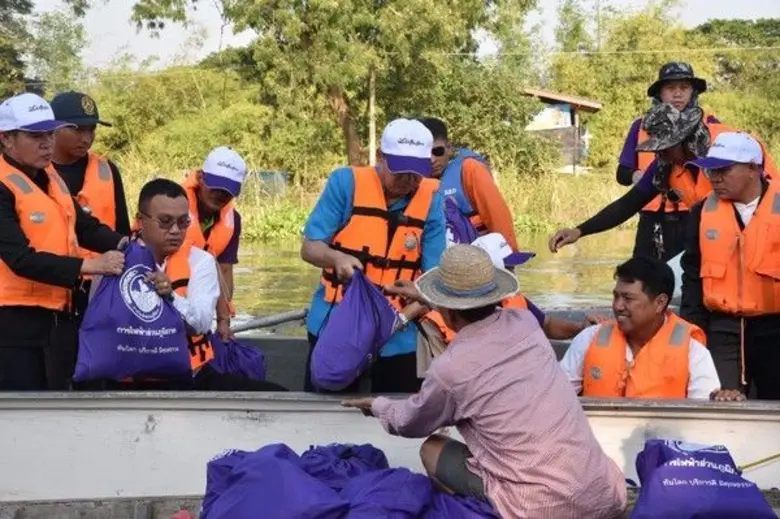การไฟฟ้าส่วนภูมิภาคมอบถุงยังชีพช่วยเหลือผู้ประสบอุทกภัยในพื้นที่ จังหวัดพระนครศรีอยุธยา