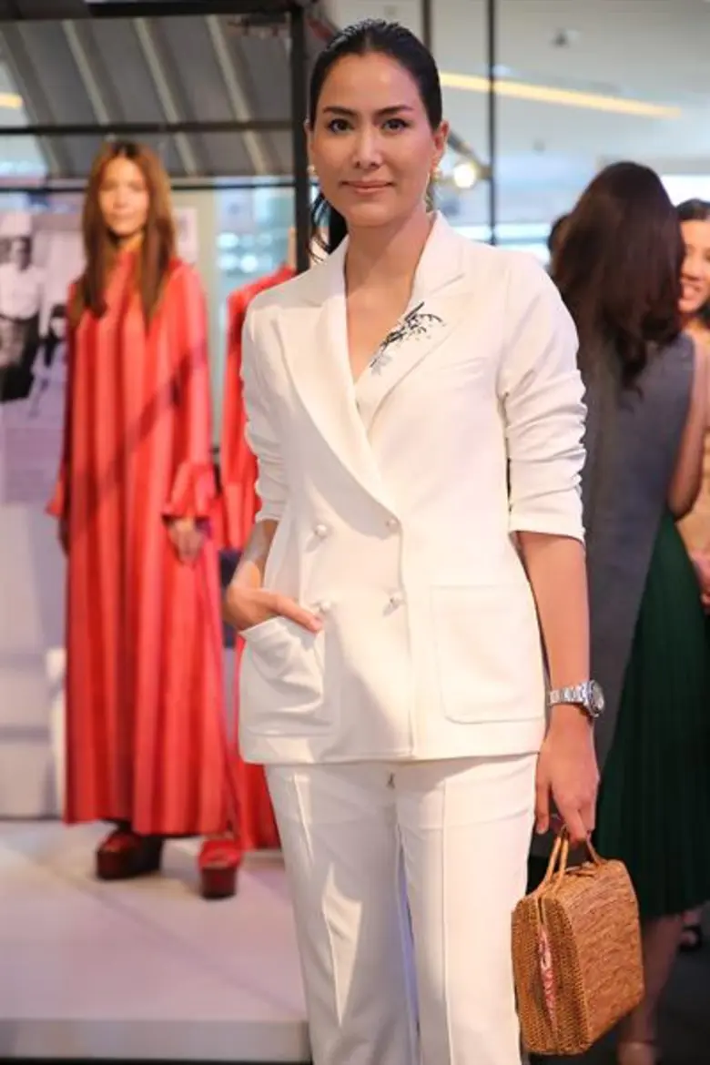 “กรรณ” โชว์ไอเดียดีไซน์เครื่องใช้เซรามิก หารายได้พัฒนา 'ชาวดอยตุง’ “เชอรี่ – นุ่น – ท็อป - จิ๊บ” ร่วมอุดหนุน