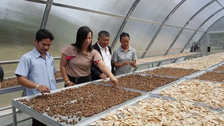 พลังงาน จ.สระแก้ว เดินหน้าลดค่าใช้จ่ายด้านพลังงานในชุมชน ส่งเสริมเทคโนโลยีพลังงานทดแทน โดยมอบโรงอบแห้งพลังงานแสงอาทิตย์ และระบบสูบน้ำพลังงานแสงอาทิตย์ ช่วยสร้างรายได้ให้เกษตรกรผู้ปลูกสมุนไพร และมีคุณภาพชีวิตดีขึ้น