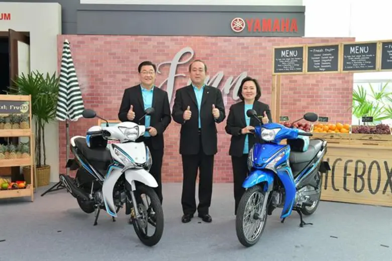 มร.ชิเงโอะ ฮายาคาวะ (คนกลาง) ประธานกรรมกา...