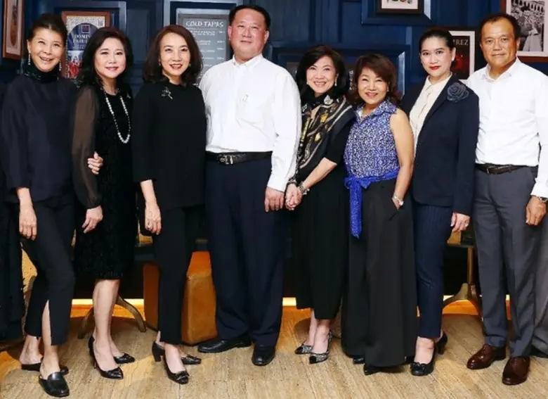 ดร.วิฑูรย์ สิมะโชคดี (ที่ 4 จากซ้าย) ประธ...