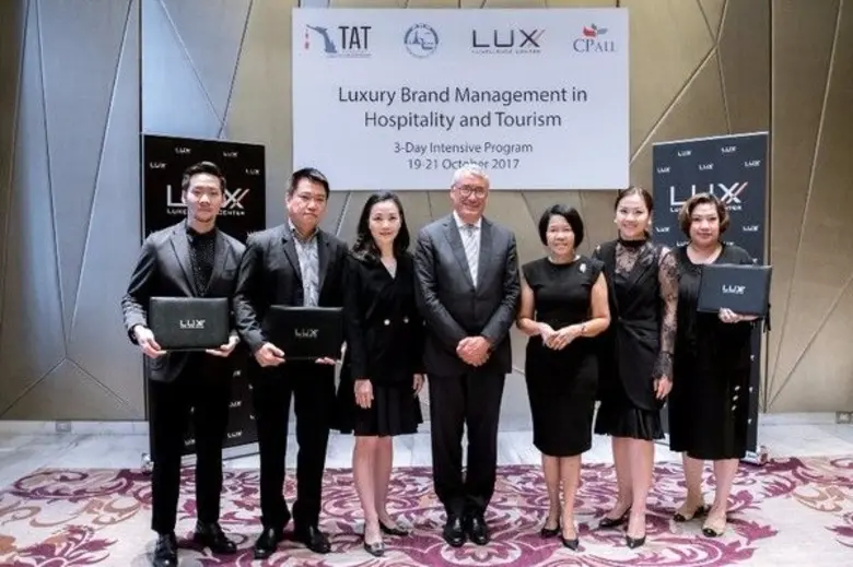 ดร. ฐิติพร สงวนปิยะพันธ์ (ที่ 3 จากซ้าย) ...