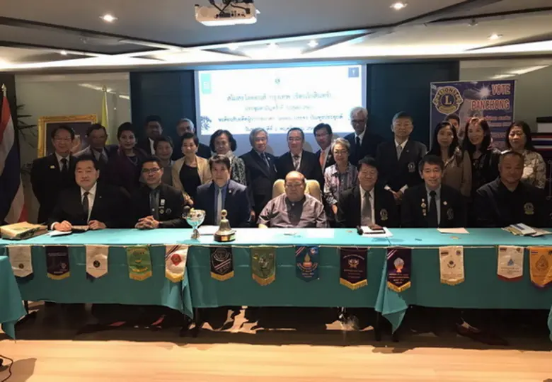 ไลออน วิชิต อำนวยรักษ์สกุล (นั่งที่ 4 จาก...