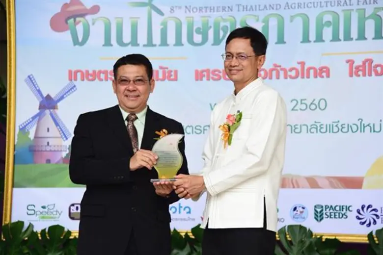 นายปวิณ ชำนิประศาสน์ (ขวา) ผู้ว่าราชการจั...