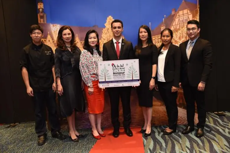 มร.โทม่า ซานเชส (คนกลาง) รองประธานหอการค้...